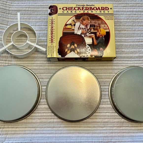 Vintage Chicago Metallic Checkerboard Cake Pan Set – 3 Pans, Divider, Box - Picture 3 of 9